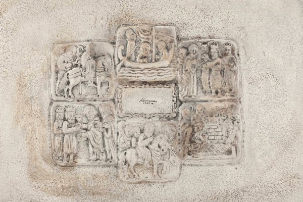 Vassoio. Argento fuso, sbalzato, martellato e cesellato. Argenteria artistica italiana della seconda met� del XX secolo  - Asta Argenti del XX secolo - Associazione Nazionale - Case d'Asta italiane