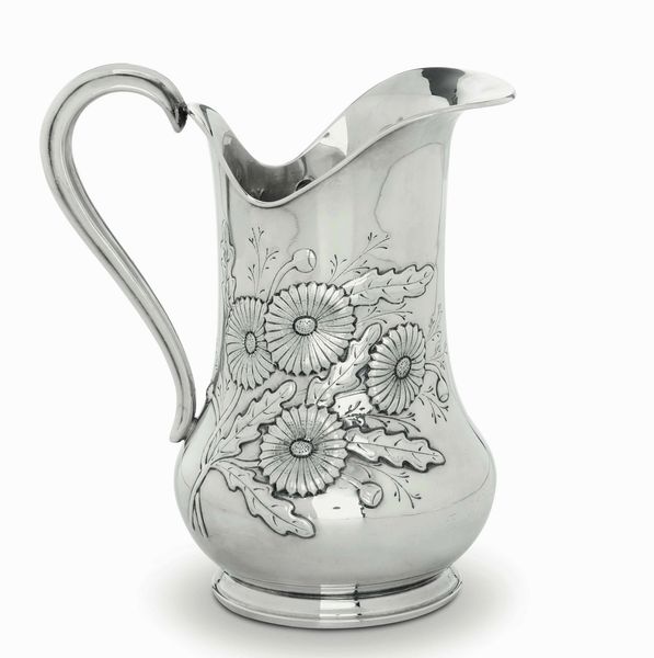 Brocca. Argento fuso, sagomato e cesellato. Argenteria artistica milanese del XX secolo. Argentiere Messulam  - Asta Argenti del XX secolo - Associazione Nazionale - Case d'Asta italiane