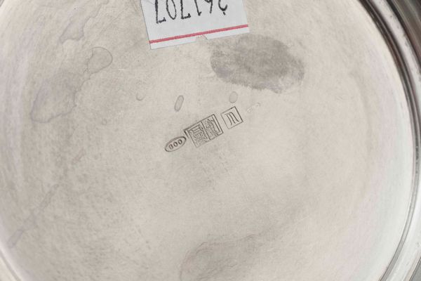 Brocca. Argento fuso, sagomato e cesellato. Argenteria artistica milanese del XX secolo. Argentiere Messulam  - Asta Argenti del XX secolo - Associazione Nazionale - Case d'Asta italiane