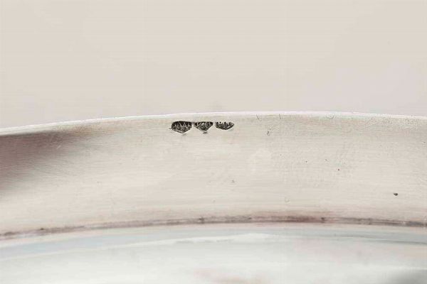 Vassoio. Argento fuso e sagomato. Argenteria Artistica Italiana della prima met� del XX secolo. Argentiere Ricci&C, Alessandria  - Asta Argenti del XX secolo - Associazione Nazionale - Case d'Asta italiane