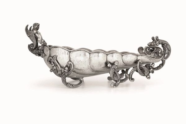 Centrotavola. Argento fuso, cesellato e martellato. Argenteria artistica italiana del XX secolo. Argentiere Peruggia, Alessandria  - Asta Argenti del XX secolo - Associazione Nazionale - Case d'Asta italiane
