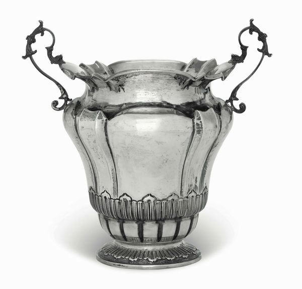 Vaso biansato. Argento fuso, sagomato e cesellato. Argenteria artistica italiana del XX secolo. Argentiere Peruggia, Alessandria  - Asta Argenti del XX secolo - Associazione Nazionale - Case d'Asta italiane