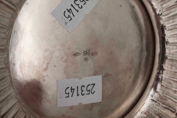 Vaso biansato. Argento fuso, sagomato e cesellato. Argenteria artistica italiana del XX secolo. Argentiere Peruggia, Alessandria  - Asta Argenti del XX secolo - Associazione Nazionale - Case d'Asta italiane