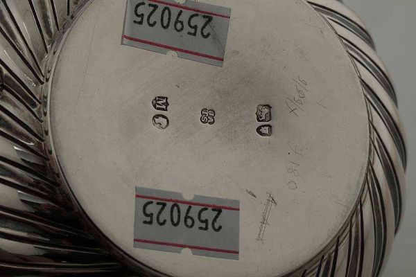 Porta porridge. Argento fuso, sbalzato e cesellato. Mosca 1887, argentiere KA-TS (non identificato)  - Asta Argenti del XX secolo - Associazione Nazionale - Case d'Asta italiane