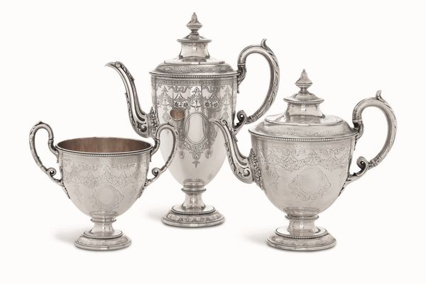 Servizio composto da caffettiera teiera e zuccheriera. Marchi della citt� di Londra per l�anno 1868 e dell�argentiere (non identificato)  - Asta Argenti del XX secolo - Associazione Nazionale - Case d'Asta italiane