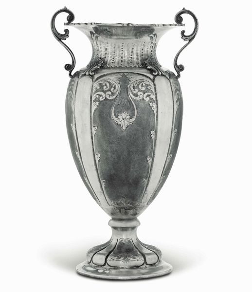 Vaso biansato. Argento fuso, sagomato e cesellato. Argenteria italiana del XX secolo. Argentiere Peruggia, Alessandria  - Asta Argenti del XX secolo - Associazione Nazionale - Case d'Asta italiane