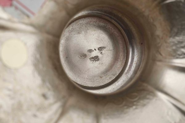 Vaso biansato. Argento fuso, sagomato e cesellato. Argenteria italiana del XX secolo. Argentiere Peruggia, Alessandria  - Asta Argenti del XX secolo - Associazione Nazionale - Case d'Asta italiane