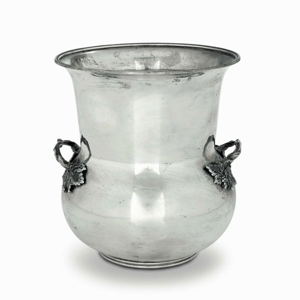 Porta bottiglie. Argento fuso, sagomato e cesellato. Argenteria milanese del XX secolo, argentiere Ilario Pradella per G.O.R.I. San Remo  - Asta Argenti del XX secolo - Associazione Nazionale - Case d'Asta italiane