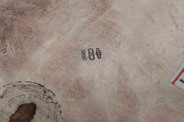 Porta bottiglie. Argento fuso, sagomato e cesellato. Argenteria milanese del XX secolo, argentiere Ilario Pradella per G.O.R.I. San Remo  - Asta Argenti del XX secolo - Associazione Nazionale - Case d'Asta italiane