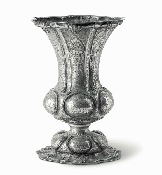 Vaso a tromba. Argento fuso, sagomato e cesellato. Argenteria artistica italiana del XX secolo. Prima met� del XX secolo.  - Asta Argenti del XX secolo - Associazione Nazionale - Case d'Asta italiane