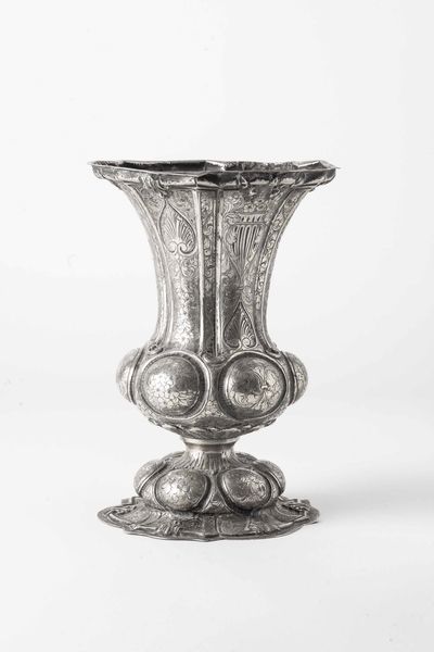 Vaso a tromba. Argento fuso, sagomato e cesellato. Argenteria artistica italiana del XX secolo. Prima met� del XX secolo.  - Asta Argenti del XX secolo - Associazione Nazionale - Case d'Asta italiane