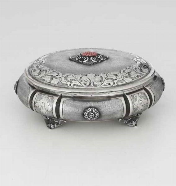 Portagioie. Argento fuso, sagomato e cesellato e corallo intagliato. Argenteria artistica milanese della prima met� del XX secolo. Bollo con fascio littorio in uso dal 1935 al 1945. Argentiere Umberto Cesari  - Asta Argenti del XX secolo - Associazione Nazionale - Case d'Asta italiane