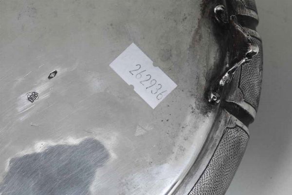 Portagioie. Argento fuso, sagomato e cesellato e corallo intagliato. Argenteria artistica milanese della prima met� del XX secolo. Bollo con fascio littorio in uso dal 1935 al 1945. Argentiere Umberto Cesari  - Asta Argenti del XX secolo - Associazione Nazionale - Case d'Asta italiane