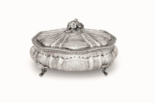 Portagioie. Argento fuso, sagomato e cesellato. Argenteria artistica italiana della prima met� del XX secolo  - Asta Argenti del XX secolo - Associazione Nazionale - Case d'Asta italiane