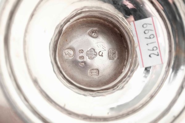 Servizio composto da caffettiera teiera e zuccheriera. Marchi della citt� di Londra per l�anno 1868 e dell�argentiere (non identificato)  - Asta Argenti del XX secolo - Associazione Nazionale - Case d'Asta italiane