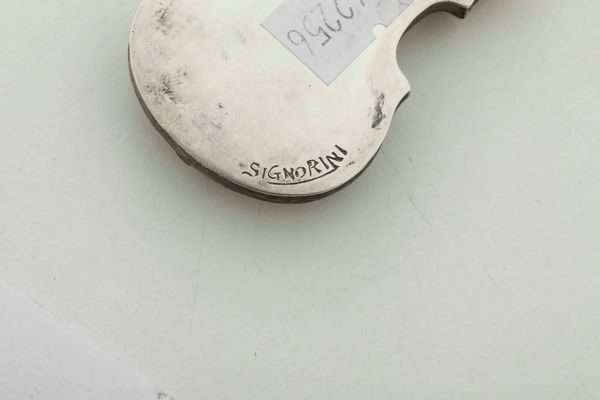 Quattro segnaposto a foggia di strumenti musicali. Argento fuso e sagomato. Argenteria artistica del XX secolo (Italia?)  - Asta Argenti del XX secolo - Associazione Nazionale - Case d'Asta italiane