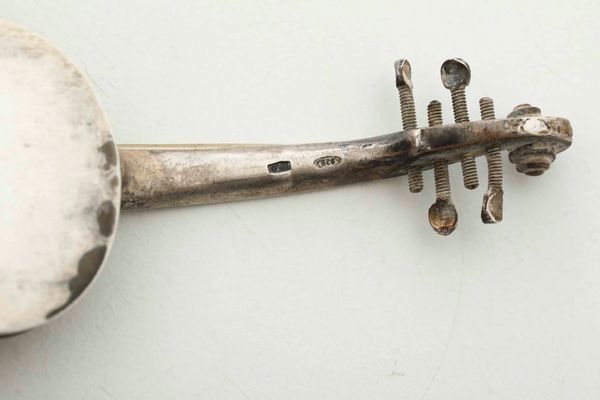 Quattro segnaposto a foggia di strumenti musicali. Argento fuso e sagomato. Argenteria artistica del XX secolo (Italia?)  - Asta Argenti del XX secolo - Associazione Nazionale - Case d'Asta italiane