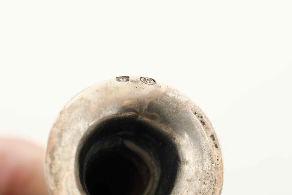 Quattro segnaposto a foggia di strumenti musicali. Argento fuso e sagomato. Argenteria artistica del XX secolo (Italia?)  - Asta Argenti del XX secolo - Associazione Nazionale - Case d'Asta italiane