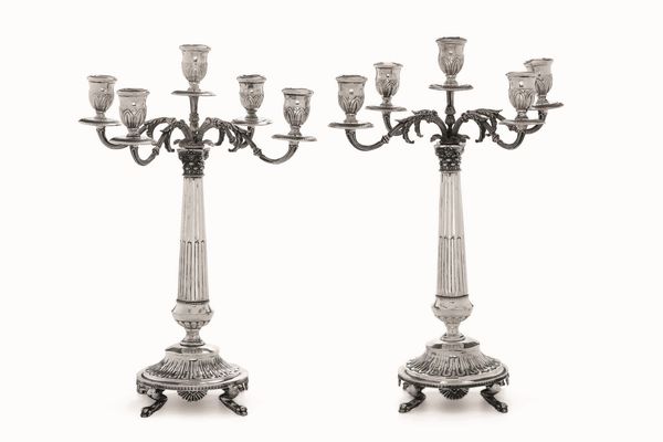 Coppia di candelabri. Argento sterling fuso, sagomato e cesellato. Argenteria artistica lombarda del XX secolo. Argentiere Petruzzi & Branca, Brescia  - Asta Argenti del XX secolo - Associazione Nazionale - Case d'Asta italiane