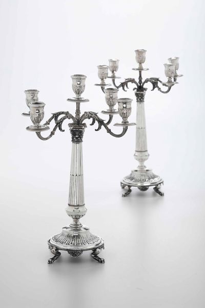 Coppia di candelabri. Argento sterling fuso, sagomato e cesellato. Argenteria artistica lombarda del XX secolo. Argentiere Petruzzi & Branca, Brescia  - Asta Argenti del XX secolo - Associazione Nazionale - Case d'Asta italiane