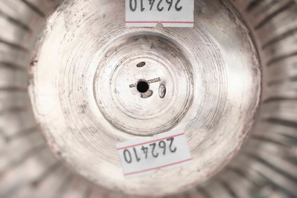 Coppia di candelabri. Argento sterling fuso, sagomato e cesellato. Argenteria artistica lombarda del XX secolo. Argentiere Petruzzi & Branca, Brescia  - Asta Argenti del XX secolo - Associazione Nazionale - Case d'Asta italiane