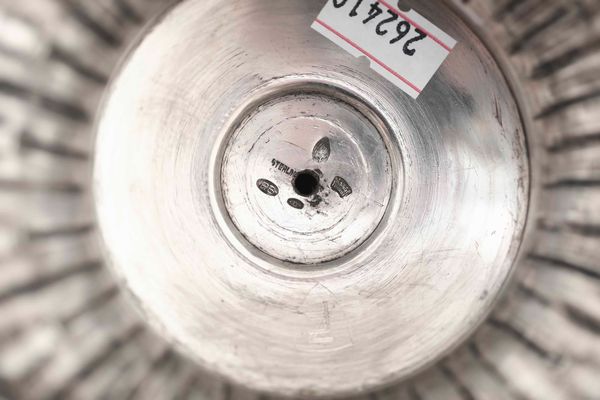 Coppia di candelabri. Argento sterling fuso, sagomato e cesellato. Argenteria artistica lombarda del XX secolo. Argentiere Petruzzi & Branca, Brescia  - Asta Argenti del XX secolo - Associazione Nazionale - Case d'Asta italiane