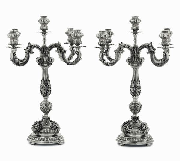 Coppia di candelabri. Argento fuso, sagomato e cesellato. Argenteria artistica italiana del XX Secolo. Argentiere I.M.A di Guerci & C., Alessandria  - Asta Argenti del XX secolo - Associazione Nazionale - Case d'Asta italiane