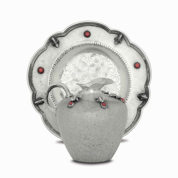 Brocca con piatto. Argento fuso, sagomato. cesellato e satinato. Inserti con corallo cabochon. Argenteria artistica italiana della prima met� del XX secolo  - Asta Argenti del XX secolo - Associazione Nazionale - Case d'Asta italiane