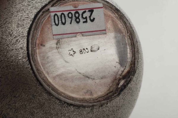 Brocca con piatto. Argento fuso, sagomato. cesellato e satinato. Inserti con corallo cabochon. Argenteria artistica italiana della prima met� del XX secolo  - Asta Argenti del XX secolo - Associazione Nazionale - Case d'Asta italiane