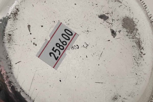 Brocca con piatto. Argento fuso, sagomato. cesellato e satinato. Inserti con corallo cabochon. Argenteria artistica italiana della prima met� del XX secolo  - Asta Argenti del XX secolo - Associazione Nazionale - Case d'Asta italiane