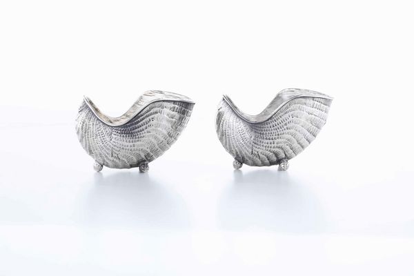 Coppia di nautilus. Argento 925 fuso, sbalzato, cesellato e castoni ovali con turchesi e coralli. Manifattura artistica fiorentina del XX secolo  - Asta Argenti del XX secolo - Associazione Nazionale - Case d'Asta italiane
