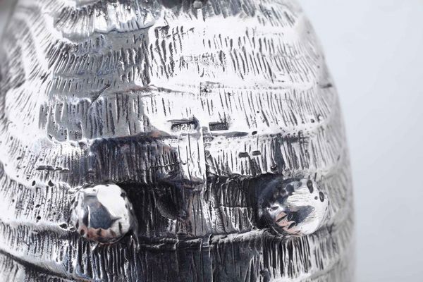 Coppia di nautilus. Argento 925 fuso, sbalzato, cesellato e castoni ovali con turchesi e coralli. Manifattura artistica fiorentina del XX secolo  - Asta Argenti del XX secolo - Associazione Nazionale - Case d'Asta italiane