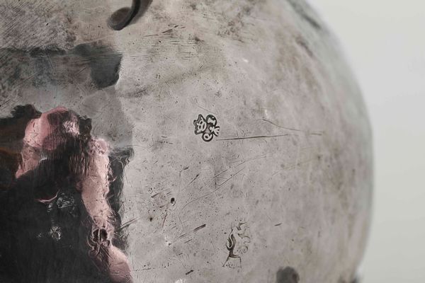 Caffettiera. Argento fuso, sbalzato e cesellato. Manico in legno ebanizzato. Lione seconda met� del XVIII secolo. Marchio dell�argentiere QI sormontato da corona (non identificato)  - Asta Argenti del XX secolo - Associazione Nazionale - Case d'Asta italiane