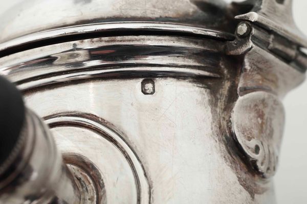 Caffettiera. Argento primo titolo fuso, sbalzato e cesellato. Francia XIX secolo  - Asta Argenti del XX secolo - Associazione Nazionale - Case d'Asta italiane
