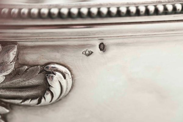 Coppia di portavivande. Argento fuso, sbalzato e cesellato. Francia XIX secolo. Marchio per l�esportazione in uso dal 1838 e dell�argentiere LB con fiore e stella entro rombo (non identificato)  - Asta Argenti del XX secolo - Associazione Nazionale - Case d'Asta italiane