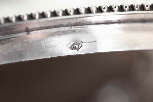 Coppia di portavivande. Argento fuso, sbalzato e cesellato. Francia XIX secolo. Marchio per l�esportazione in uso dal 1838 e dell�argentiere LB con fiore e stella entro rombo (non identificato)  - Asta Argenti del XX secolo - Associazione Nazionale - Case d'Asta italiane