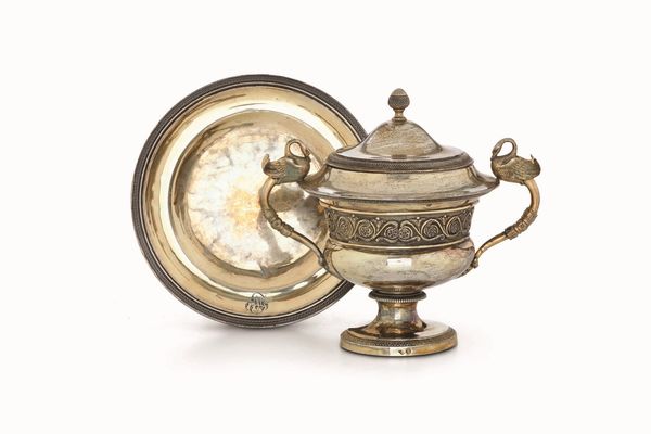 Tazza con pr�sentoir. Argento primo titolo fuso, sbalzato, cesellato e dorato. Parigi 1819-1838, argentiere NM inframezzato da ancora e stelle (non identificato)  - Asta Argenti del XX secolo - Associazione Nazionale - Case d'Asta italiane