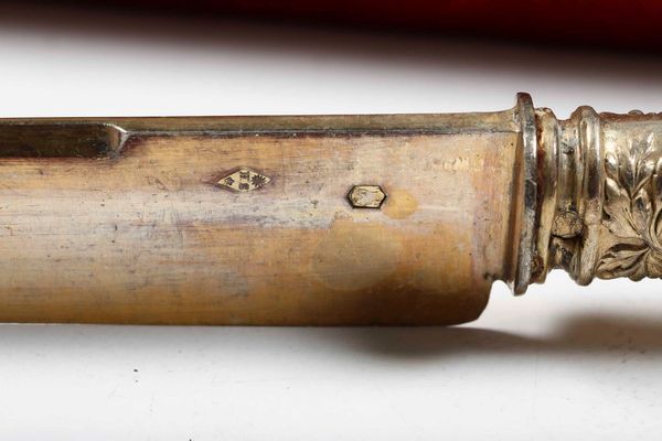 Servizio do posate da dessert per 18 persone. Argento primo titolo vermeille. Francia XIX secolo (Parigi?). Argentiere SH con sole e stella  - Asta Argenti del XX secolo - Associazione Nazionale - Case d'Asta italiane