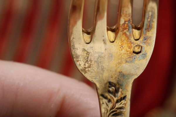 Servizio do posate da dessert per 18 persone. Argento primo titolo vermeille. Francia XIX secolo (Parigi?). Argentiere SH con sole e stella  - Asta Argenti del XX secolo - Associazione Nazionale - Case d'Asta italiane