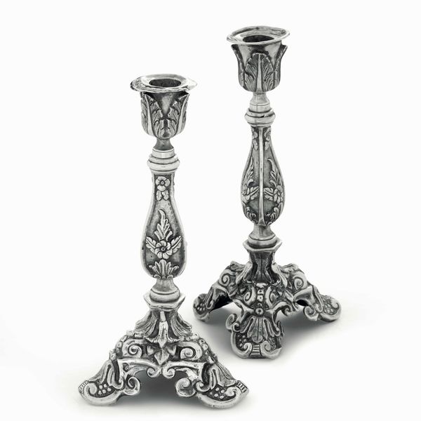 Coppia di candelieri. Argento fuso, sbalzato e cesellato. Portogallo, citt� di Porto, ultimo quarto del XIX secolo  - Asta Argenti del XX secolo - Associazione Nazionale - Case d'Asta italiane