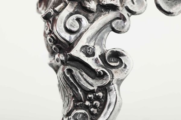 Coppia di candelieri. Argento fuso, sbalzato e cesellato. Portogallo, citt� di Porto, ultimo quarto del XIX secolo  - Asta Argenti del XX secolo - Associazione Nazionale - Case d'Asta italiane