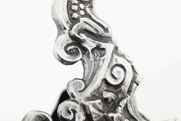 Coppia di candelieri. Argento fuso, sbalzato e cesellato. Portogallo, citt� di Porto, ultimo quarto del XIX secolo  - Asta Argenti del XX secolo - Associazione Nazionale - Case d'Asta italiane