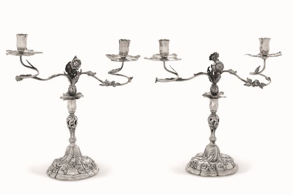 Coppia di doppieri. Argento fuso, sbalzato e cesellato. Impero austro augarico del XIX secolo. Argentiere Wart (?). Marchi di importazione francesi  - Asta Argenti del XX secolo - Associazione Nazionale - Case d'Asta italiane