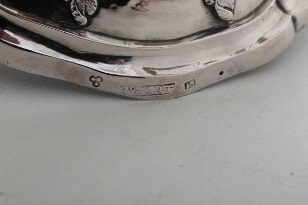 Coppia di doppieri. Argento fuso, sbalzato e cesellato. Impero austro augarico del XIX secolo. Argentiere Wart (?). Marchi di importazione francesi  - Asta Argenti del XX secolo - Associazione Nazionale - Case d'Asta italiane