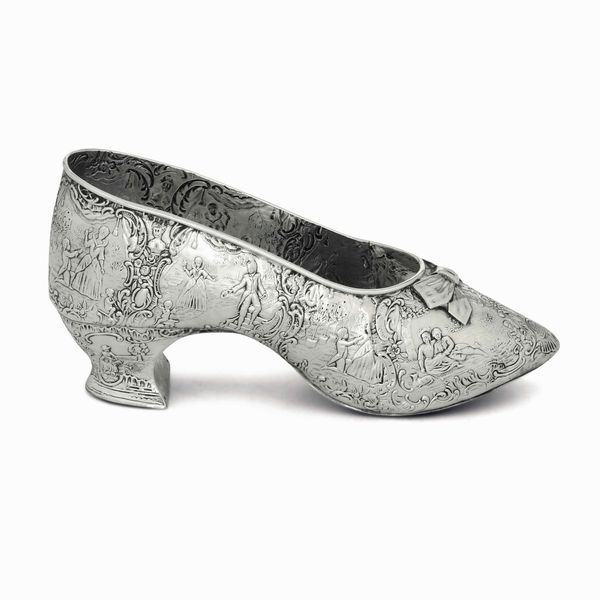 Scarpa. Argento fuso, sagomato e cesellato. Argenteria europea (Hanau?) del XIX-XX secolo. Marchi ad imitazione dell'argenteria francese del XVIII secolo  - Asta Argenti del XX secolo - Associazione Nazionale - Case d'Asta italiane