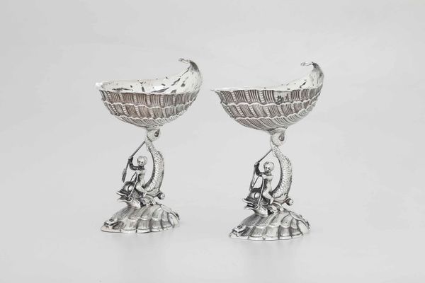 Coppia di alzate. Argento fuso, sbalzato e cesellato. Manifattura europea (Hanau?) del XIX-XX secolo  - Asta Argenti del XX secolo - Associazione Nazionale - Case d'Asta italiane