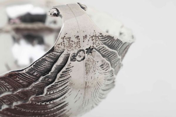 Coppia di alzate. Argento fuso, sbalzato e cesellato. Manifattura europea (Hanau?) del XIX-XX secolo  - Asta Argenti del XX secolo - Associazione Nazionale - Case d'Asta italiane