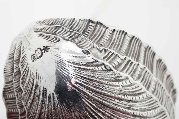 Coppia di alzate. Argento fuso, sbalzato e cesellato. Manifattura europea (Hanau?) del XIX-XX secolo  - Asta Argenti del XX secolo - Associazione Nazionale - Case d'Asta italiane