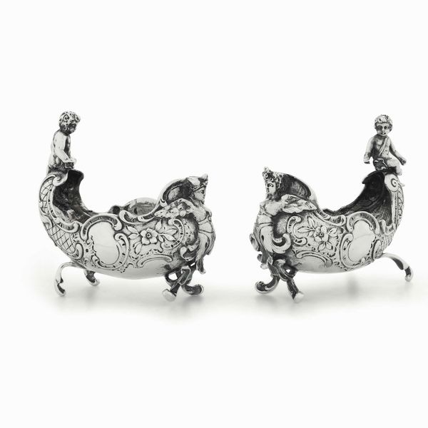 Coppia di salsiere. Argento fuso, sbalzato e cesellato. Germania, Hanau, XIX-XX secolo  - Asta Argenti del XX secolo - Associazione Nazionale - Case d'Asta italiane