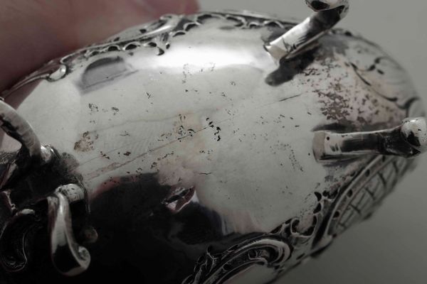 Coppia di salsiere. Argento fuso, sbalzato e cesellato. Germania, Hanau, XIX-XX secolo  - Asta Argenti del XX secolo - Associazione Nazionale - Case d'Asta italiane